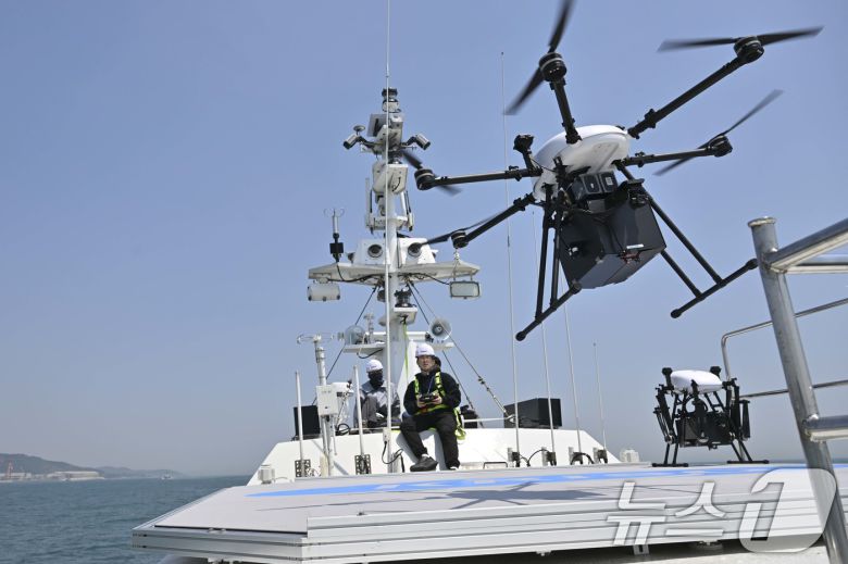 멀티콥터 드론이 선박해양플랜트연구소 해양누리호에서 이륙하는 모습. 기사 내용과 무관한 사진. (해군 제공. 재판매 및 DB 금지) 2025.5.14/뉴스1