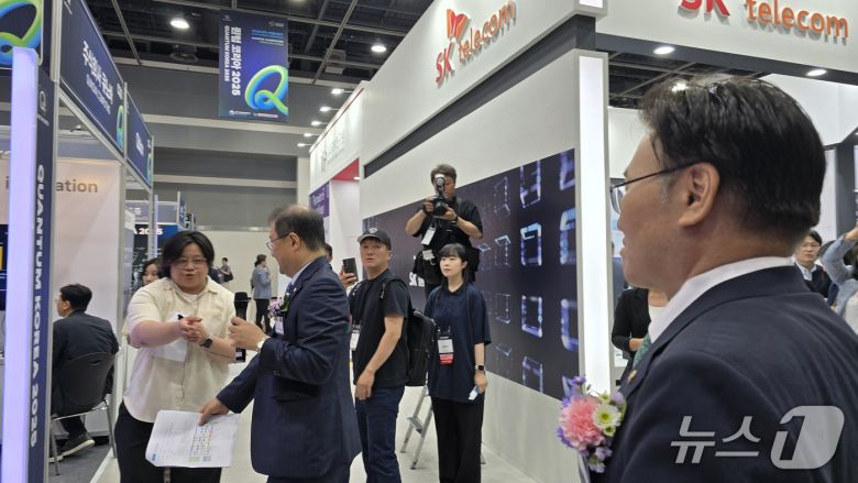 퀀텀코리아 2025의 SK텔레콤 부스를  참관하고 있는 유상임 과기정통부 장관./뉴스1 ⓒ News1 윤주영 기자