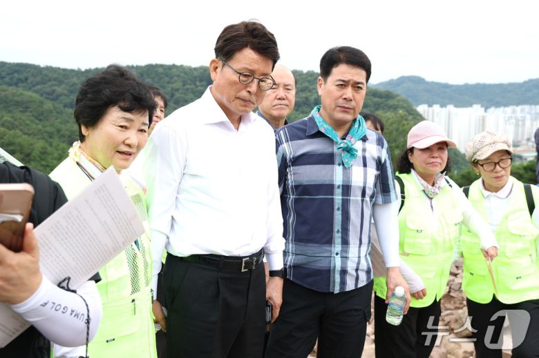배광식 대구 북구청장이 24일 구암동 고분군 일대에서 열린 고분군 조사 성과 설명회에서 결과를 듣고 있다. (대구 북구 제공.재판매 및 DB 금지)