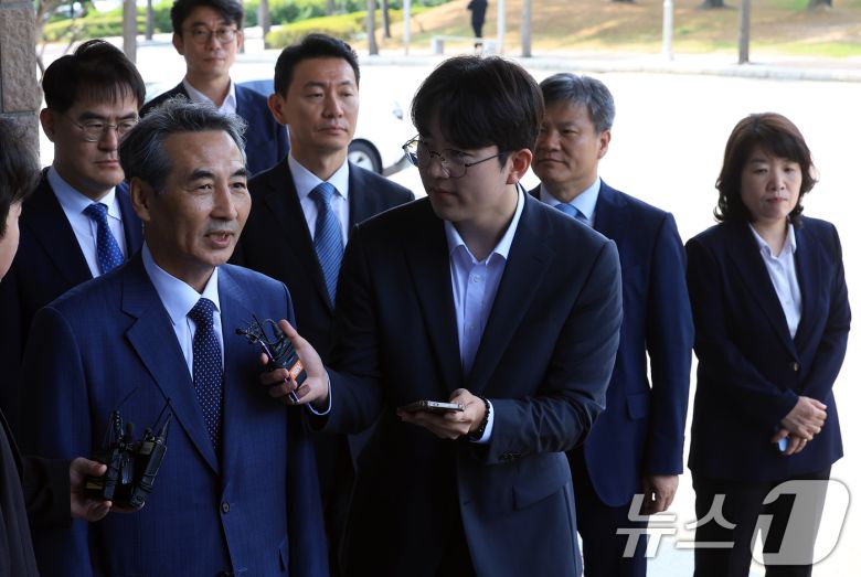 윤석열 전 대통령의 부인 김건희 여사 의혹 관련 사건을 맡은 민중기 특별검사가 19일 오전 경기도 정부과천청사 내 법무부와 고위공직자범죄수사처 방문을 마친 뒤 취재진의 질문에 답하고 있다. 2025.6.19/뉴스1 ⓒ News1 박정호 기자