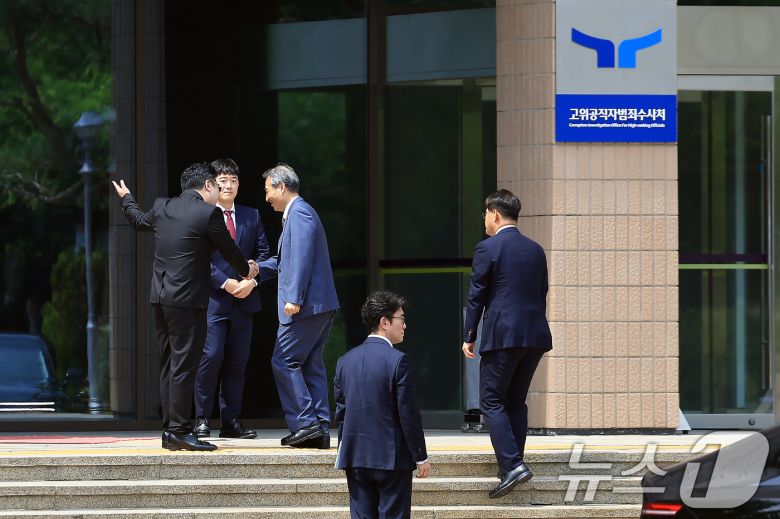 윤석열 전 대통령의 부인 김건희 여사 의혹 관련 사건을 맡은 민중기 특별검사가 19일 오전 경기도 정부과천청사 내 고위공직자범죄수사처로 오동운 공수처장 면담을 위해 도착해 들어가고 있다. 2025.6.19/뉴스1 ⓒ News1 박정호 기자