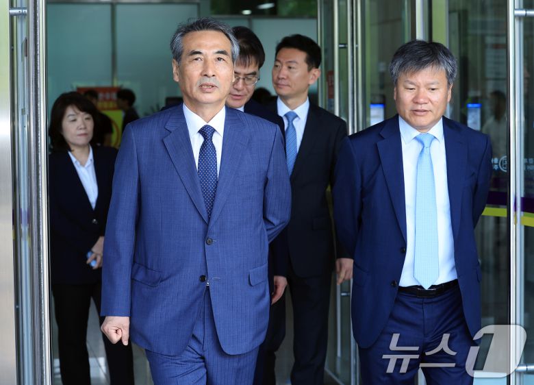 윤석열 전 대통령의 부인 김건희 여사 의혹 관련 사건을 맡은 민중기 특별검사가 19일 오전 경기도 정부과천청사 내 법무부와 고위공직자범죄수사처 방문을 마친 뒤 특검보들과 함께 밖으로 나오고 있다.  2025.6.19/뉴스1 ⓒ News1 박정호 기자