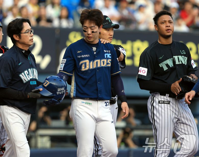 LG 트윈스 외국인 투수 엘리에이저 에르난데스(오른쪽)는 17일 열린 KBO리그 잠실 NC 다이노스전에서 2회초 박건우(가운데)의 머리를 맞혀 헤드샷 퇴장당했다. 2025.6.17/뉴스1 ⓒ News1 박정호 기자