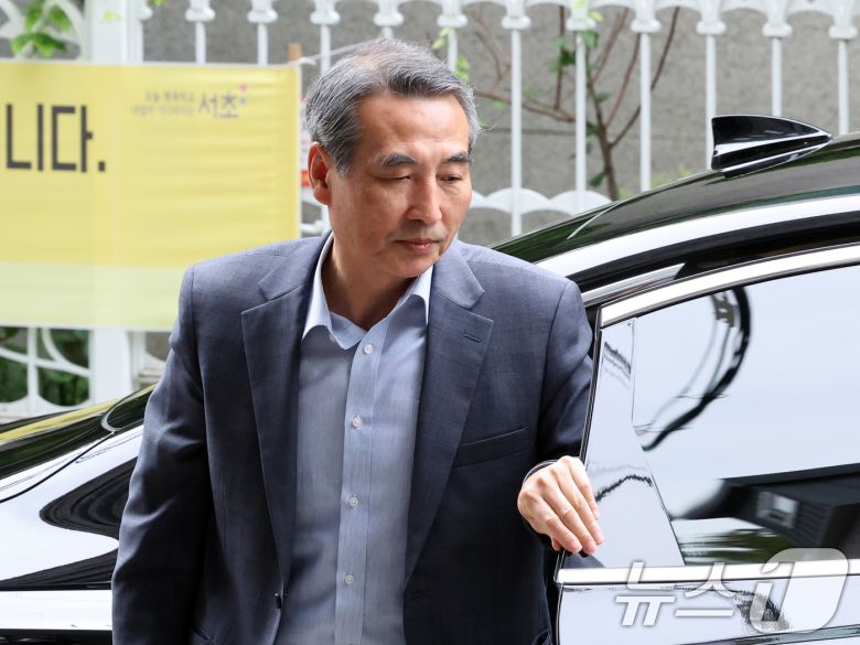 윤석열 전 대통령의 부인 김건희 여사 의혹 관련 사건 수사를 맡은 민중기 특별검사가 24일 오전 서울 서초구 사무실로 들어서고 있다. 2025.6.24/뉴스1 ⓒ News1 황기선 기자