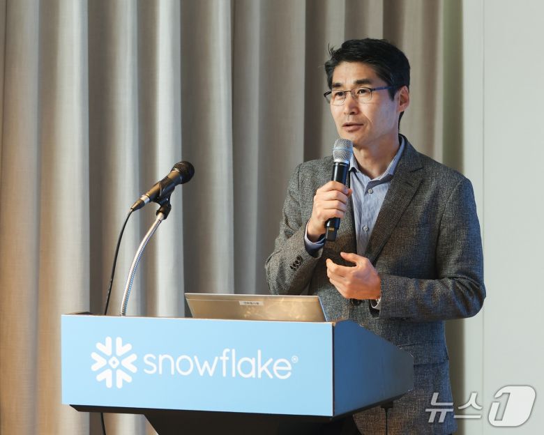 최기영 스노우플레이크코리아 지사장이 서울 역삼동 AC 호텔 서울 강남에서 열린 서밋 2025 기자간담회에서 발언하고 있다.(스노우플레이크코리아 제공)
