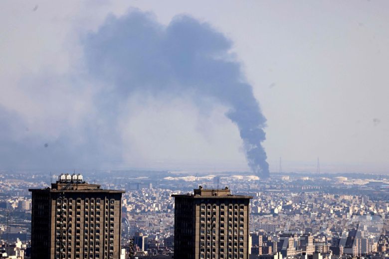 17일(현지시간) 이란 수도 테헤란에서 이스라엘의 공습으로 연기가 피어오르는 모습. 25.06.17 ⓒ AFP=뉴스1 ⓒ News1 김예슬 기자