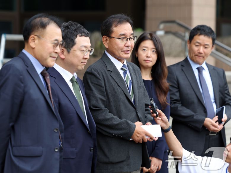 순직 해병 수사 방해 의혹 사건을 수사하는 이명현 특별검사가 24일 오후 경기도 정부과천청사 내 고위공직자범죄수사처에서 오동운 공수처장 면담을 마치고 취재진 질문에 답하고 있다. 왼쪽부터 류관석 특검보, 정민영 특검보, 이 특검, 김숙정 특검보, 이금규 특검보. 2025.6.24/뉴스1 ⓒ News1 황기선 기자