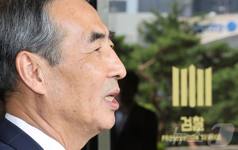 윤석열 전 대통령의 부인 김건희 여사 의혹 관련 사건을 맡은 민중기 특별검사가 18일 오후 서울중앙지방검찰청에서 박승환 검사장 직무대리와 면담을 마친 뒤 취재진 질문에 답변하고 있다. 2025.6.18/뉴스1 ⓒ News1 김진환 기자