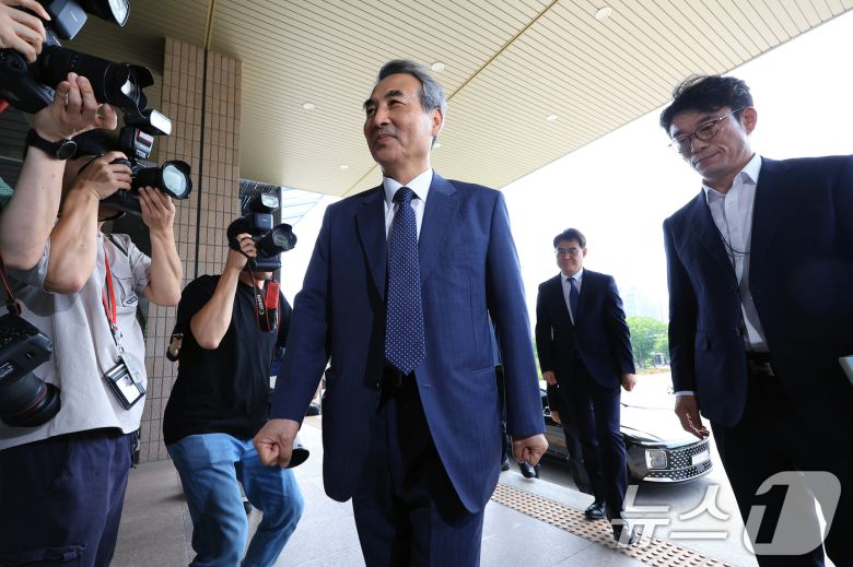 윤석열 전 대통령의 부인 김건희 여사 의혹 관련 사건을 맡은 민중기 특별검사가 19일 오전 경기도 정부과천청사 법무부로 김석우 법무부 차관과 면담을 위해 도착하고 있다. 2025.6.19/뉴스1 ⓒ News1 박정호 기자