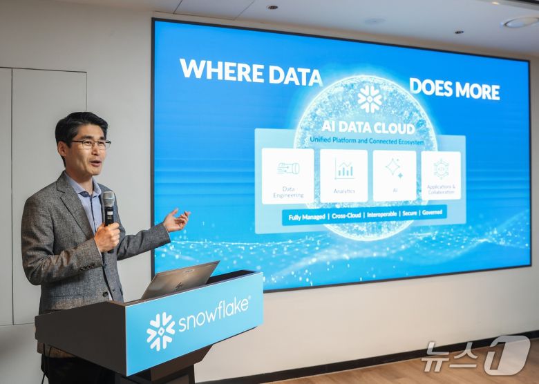 최기영 스노우플레이크코리아 지사장이 서울 역삼동 AC 호텔 서울 강남에서 열린 서밋 2025 기자간담회에서 발언하고 있다.(스노우플레이크코리아 제공)