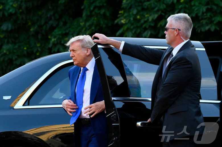 도널드 트럼프 미국 대통령이 24일(현지시간) 24일(현지시간) 네덜란드 헤이그 하우스텐보스궁에서 열린 북대서양조약기국 회원국 정상 만찬에 참석하고 있다. ⓒ AFP=뉴스1