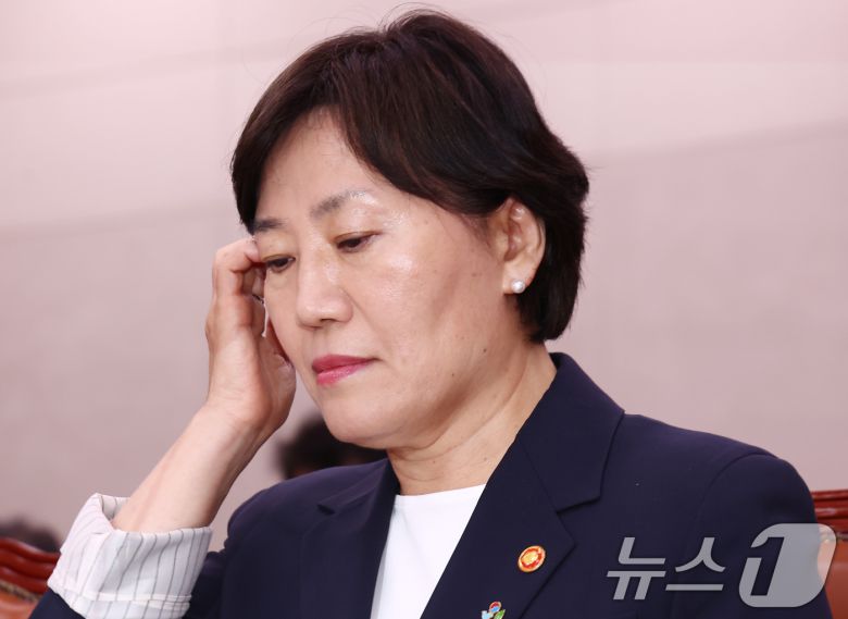 송미령 농림축산식품부 장관이 25일 오후 서울 여의도 국회에서 열린 농림축산식품해양수산위원회 전체회의에 출석, 머리를 넘기고 있다. 2025.6.25/뉴스1 ⓒ News1 김민지 기자