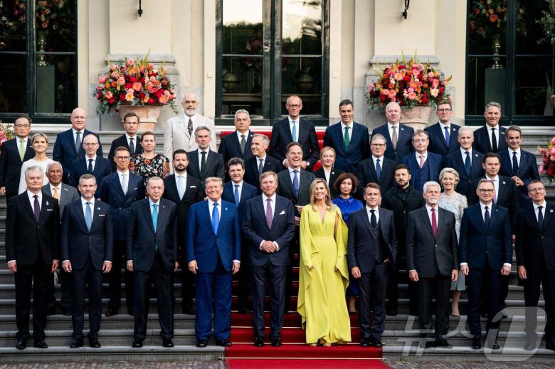 나토 회원국 정상들이 24일(현지시간) 네덜란드 헤이그에서 열린 북대서양조약기구 국가 정부 정상회의에서 빌럼 알렉산더르 네덜란드 국왕과 막시마 왕비와 함께 기념촬영을 하고 있다. ⓒ AFP=뉴스1