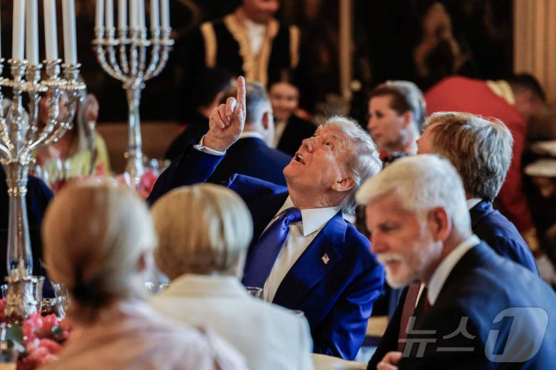 도널드 트럼프 미국 대통령이 24일(현지시간) 네덜란드 헤이그 하우스텐보스궁에서 열린 북대서양조약기국 회원국 정상 만찬에서 손짓을 하고 있다.  ⓒ AFP=뉴스1