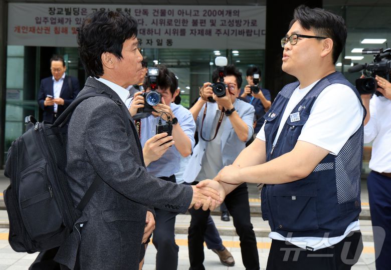 철도 기관사 출신 김영훈 고용노동부 장관 후보자가 24일 오후 서울 중구 서울지방고용노동청 앞에서 집회 중이던 민주노총 금속노조 주얼리분회 조합원과 대화하고 있다. 2025.6.24/뉴스1 ⓒ News1 김진환 기자