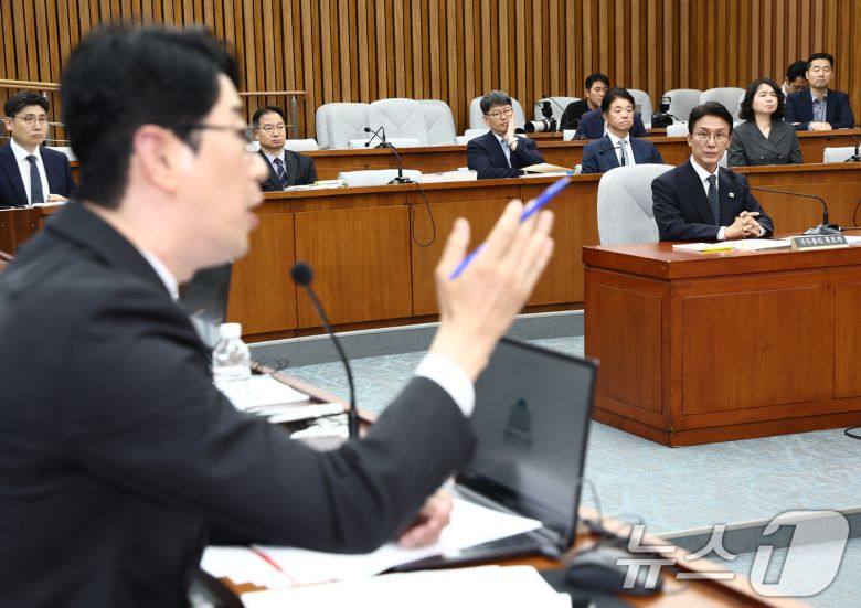 김민석 국무총리 후보자가 24일 오전 서울 여의도 국회에서 열린 인사청문회에서 주진우 국민의힘 위원의 발언을 듣고 있다. 2025.6.24/뉴스1 ⓒ News1 김민지 기자