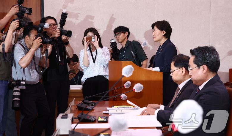 송미령 농림축산식품부 장관이 25일 오후 서울 여의도 국회에서 열린 농림축산식품해양수산위원회 전체회의에서 추경안에 대해 보고하고 있다. 2025.6.25/뉴스1 ⓒ News1 김민지 기자