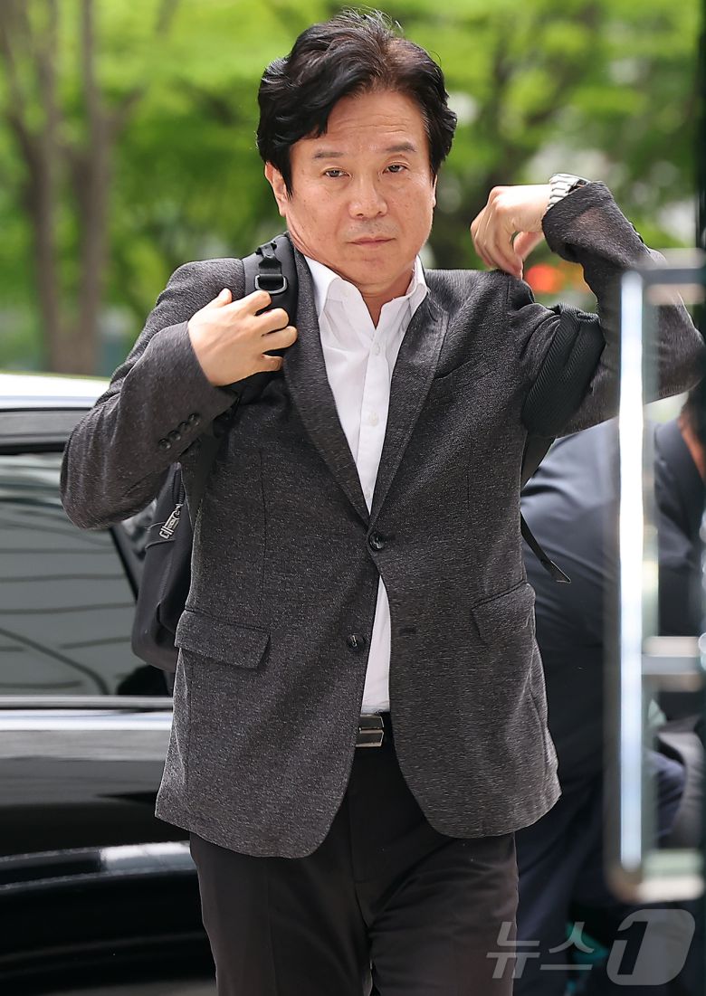 철도 기관사 출신 김영훈 고용노동부 장관 후보자가 24일 오후 서울 중구 서울지방고용노동청 인사청문회 준비 사무실로 출근하고 있다. 2025.6.24/뉴스1 ⓒ News1 김진환 기자