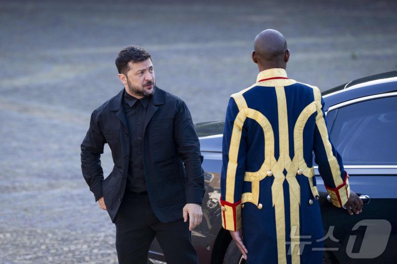 볼로디미르 젤렌스키 우크라이나 대통령이 24일(현지시간) 24일(현지시간) 네덜란드 헤이그 하우스텐보스궁에서 열린 북대서양조약기국 회원국 정상 만찬에 참석하고 있다. ⓒ AFP=뉴스1