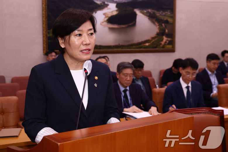 송미령 농림축산식품부 장관이 25일 오후 서울 여의도 국회에서 열린 농림축산식품해양수산위원회 전체회의에서 추경안에 대해 보고하고 있다. 2025.6.25/뉴스1 ⓒ News1 김민지 기자