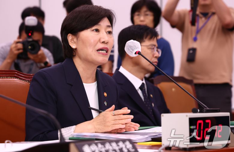 송미령 농림축산식품부 장관이 25일 오후 서울 여의도 국회에서 열린 농림축산식품해양수산위원회 전체회의에서 전종덕 진보당 의원 질의에 답변하고 있다. 2025.6.25/뉴스1 ⓒ News1 김민지 기자