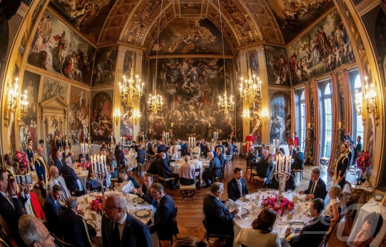 24일(현지시간) 네덜란드 헤이그 하우스텐보스궁에서 열린 북대서양조약기국 회원국 정상 만찬이 열리고 있다.ⓒ AFP=뉴스1