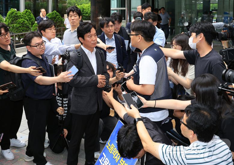 철도 기관사 출신 김영훈 고용노동부 장관 후보자가 24일 오후 서울 중구 서울지방고용노동청 앞에서 집회 중이던 민주노총 금속노조 주얼리분회 조합원과 대화하고 있다. 2025.6.24/뉴스1 ⓒ News1 김진환 기자