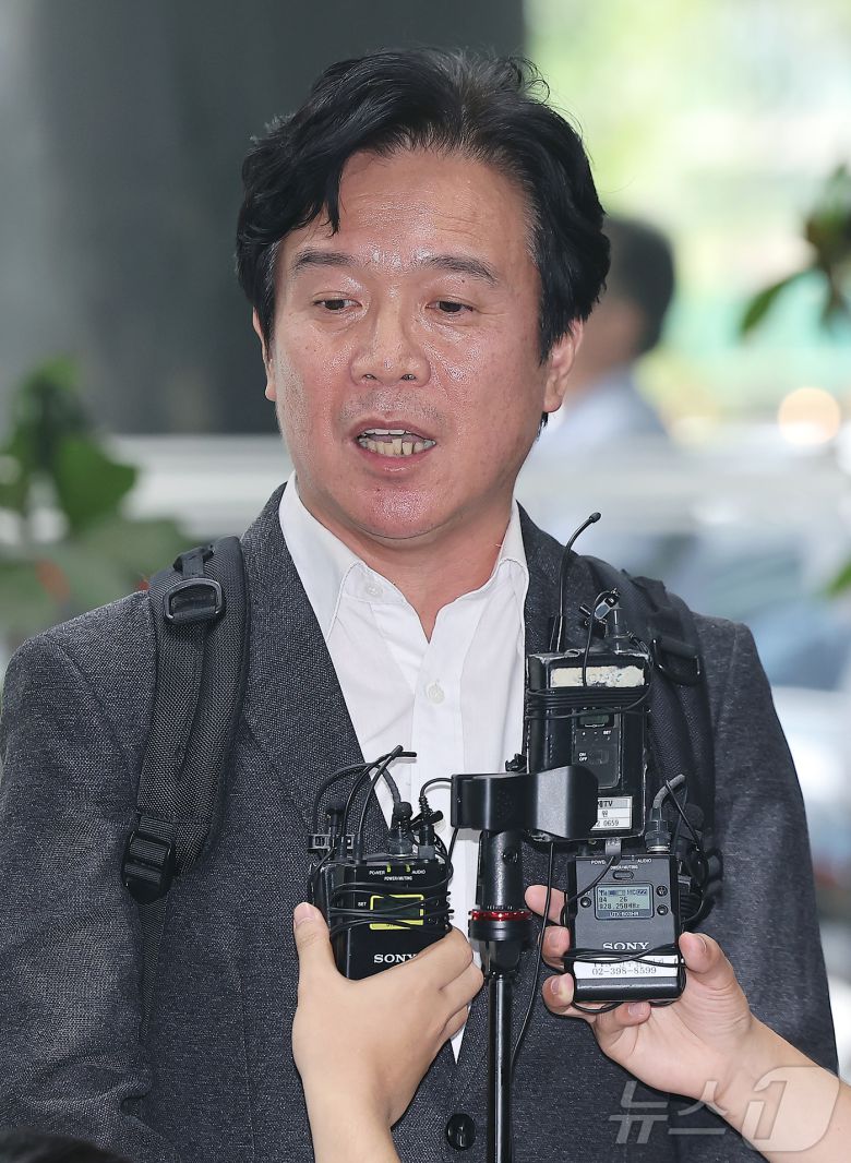 철도 기관사 출신 김영훈 고용노동부 장관 후보자가 24일 오후 서울 중구 서울지방고용노동청 인사청문회 준비 사무실로 출근하며 취재진 질문에 답하고 있다. 2025.6.24/뉴스1 ⓒ News1 김진환 기자