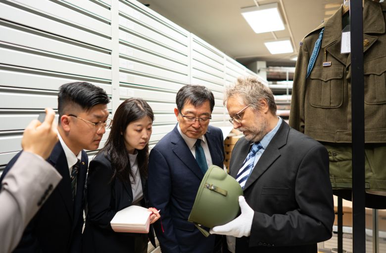 백승주 전쟁기념사업회장이 라트비아 전쟁박물관에서 6·25전쟁 관련 자료 설명을 듣고 있다.(전쟁기념사업회 제공)