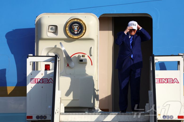 도널드 트럼프 미국 대통령이 24일(현지시간) 네덜란드 암스테르담 스히폴 공항에 도착한 에어포스원(미 대통령 전용기)에서 내리면서 모자를 쓰고 있다. 트럼프 대통령은 24~25일 헤이그에서 열리는 북대서양조약기구(NATO, 나토) 정상 회의에 참석한다. 2025.06.24 ⓒ 로이터=뉴스1 ⓒ News1 류정민 특파원