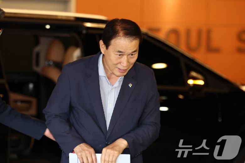 권오을 국가보훈부 장관 후보자가 25일 서울 중구 서울스퀘어에 마련된 인사청문회 사무실로 출근하고 있다. 2025.6.25/뉴스1 ⓒ News1 김도우 기자