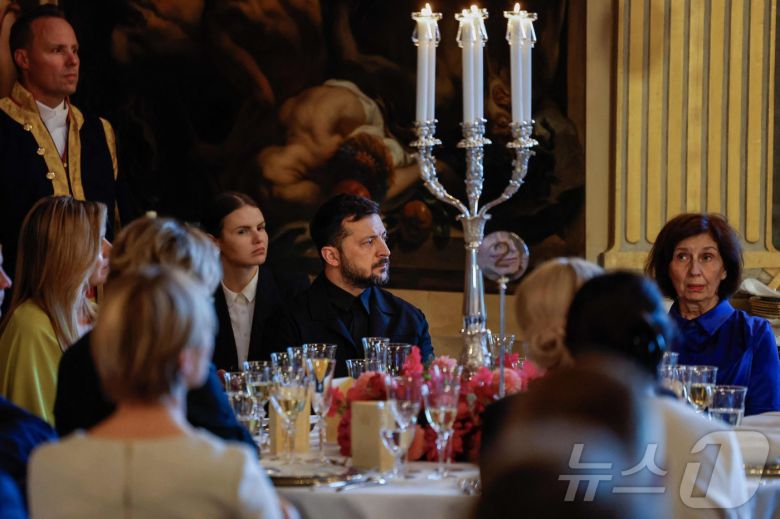 볼로디미르 젤렌스키 우크라이나 대통령이  24일(현지시간) 네덜란드 헤이그 하우스텐보스궁에서 열린 북대서양조약기국 회원국 정상 만찬에 참석하고 있다. ⓒ AFP=뉴스1