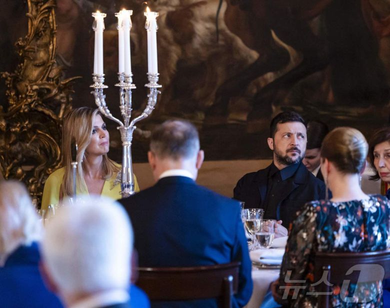 볼로디미르 젤렌스키 우크라이나 대통령이 24일(현지시간) 네덜란드 헤이그 하우스텐보스궁에서 열린 북대서양조약기국 회원국 정상 만찬에 참석하고 있다. ⓒ AFP=뉴스1