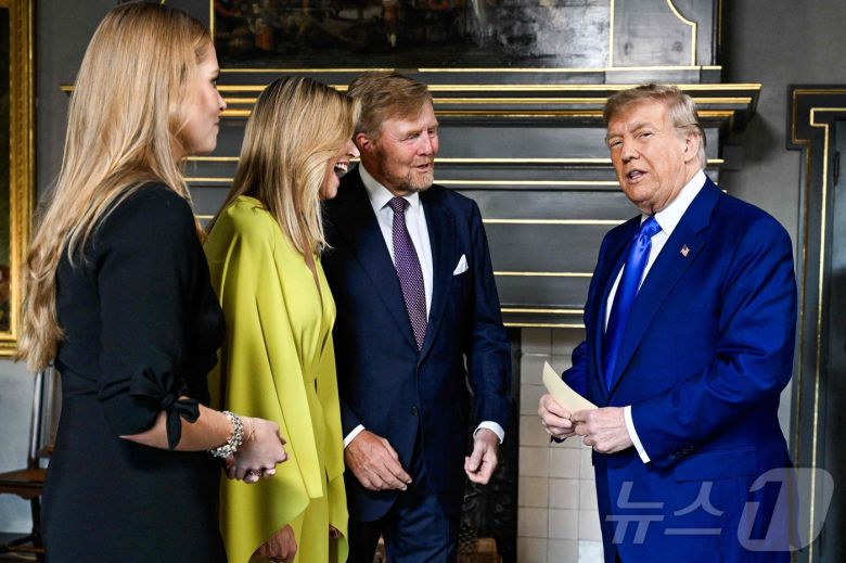 도널드 트럼프 미국 대통령이 24일(현지시간) 24일(현지시간) 네덜란드 헤이그 하우스텐보스궁에서 열린 북대서양조약기국 회원국 정상 만찬에 앞서 빌럼 알렉산더르 네덜란드 국왕과 인사를 나누고 있다.  ⓒ AFP=뉴스1