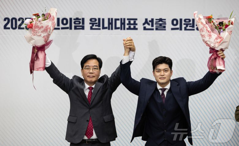 송언석 국민의힘 신임 원내대표와 김용태 비상대책위원장이 16일 오후 서울 여의도 국회에서 열린 국민의힘 원내대표 선출을 위한 의원총회에서 선출된 후 기념촬영을 하고 있다. 2025.6.16/뉴스1 ⓒ News1 이재명 기자