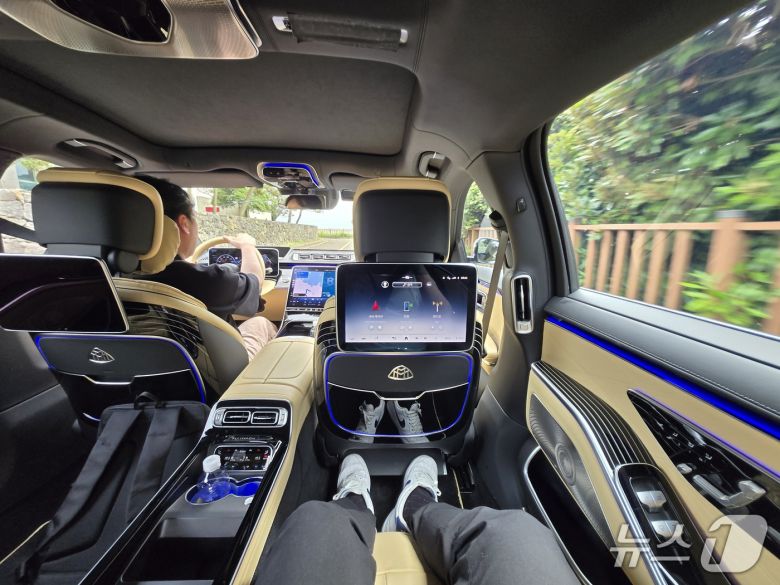 23일 제주에서 촬영한 메르세데스-벤츠 대형 세단 '마이바흐 S 680 4MATIC' 2열 실내 모습. 2025.06.23/뉴스1 김성식 기자
