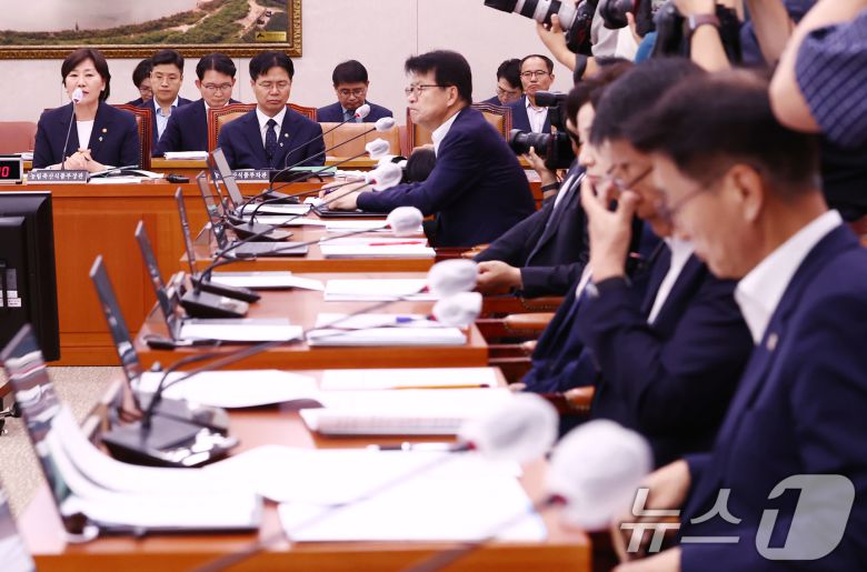 송미령 농림축산식품부 장관이 25일 오후 서울 여의도 국회에서 열린 농림축산식품해양수산위원회 전체회의에서 의원 질의에 답변하고 있다. 2025.6.25/뉴스1 ⓒ News1 김민지 기자