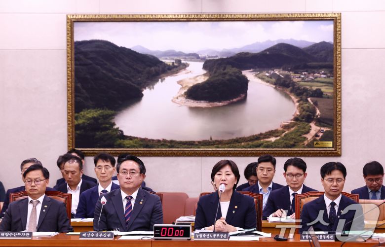 송미령 농림축산식품부 장관이 25일 오후 서울 여의도 국회에서 열린 농림축산식품해양수산위원회 전체회의에 출석해 의원 질의에 답변하고 있다. 왼쪽 두번째는 강도형 해양수산부 장관. 2025.6.25/뉴스1 ⓒ News1 김민지 기자