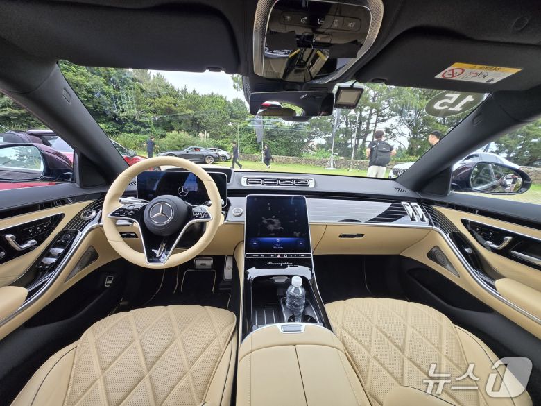 23일 제주에서 촬영한 메르세데스-벤츠 대형 세단 '마이바흐 S 680 4MATIC' 1열 실내 모습. 2025.06.23/뉴스1 김성식 기자