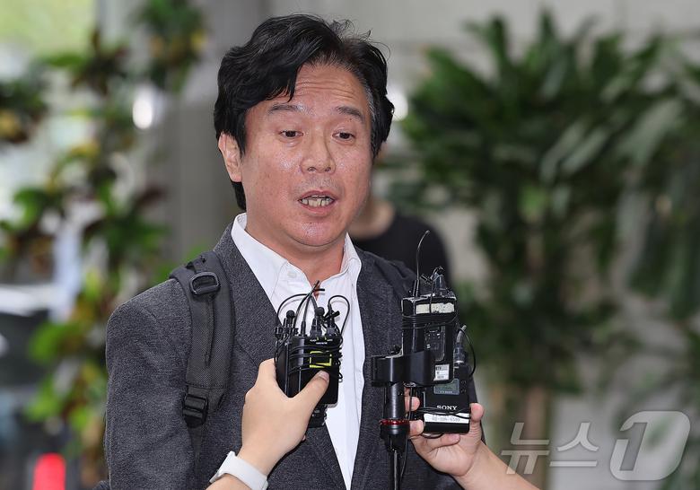 철도 기관사 출신 김영훈 고용노동부 장관 후보자가 24일 오후 서울 중구 서울지방고용노동청 인사청문회 준비 사무실로 출근하며 취재진 질문에 답하고 있다. 2025.6.24/뉴스1 ⓒ News1 김진환 기자