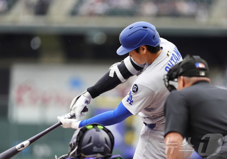 LA 다저스 오타니 쇼헤이가 25일(한국시간) 열린 2025 메이저리그 콜로라도 로키스전에서 6회초 투런포를 터뜨려 미일 통산 300홈런을 달성했다. ⓒ 로이터=뉴스1