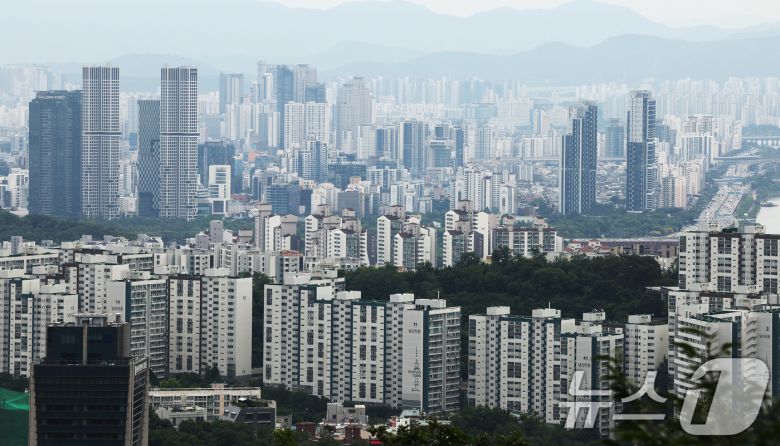 24일 서울 중구 남산에서 시내 아파트가 보이고 있다. 한국은행이 이날 발표한 '2025년 6월 소비자동향조사 결과'에 따르면, 주택가격전망 소비자동향지수(CSI)는 125로 한 달 전보다 9포인트(p) 상승해 3년 8개월 만에 최고치를 갱신했다. 2025.6.24/뉴스1 ⓒ News1 장수영 기자