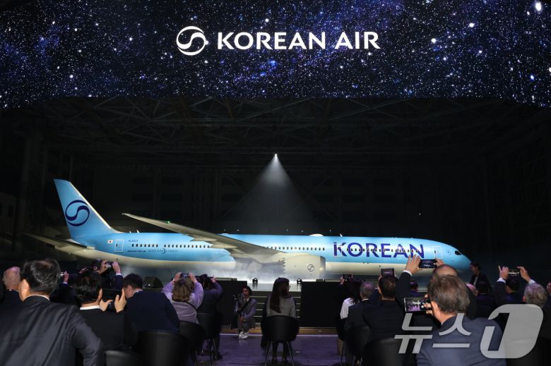 11일 서울 강서구 대한항공 격납고에서 열린 '라이징 나이트(Rising Night)' 행사에서 새 기업이미지(CI)를 입힌 보잉 787-10 항공기가 공개되고 있다. 2025.3.11/뉴스1 ⓒ News1 공항사진기자단