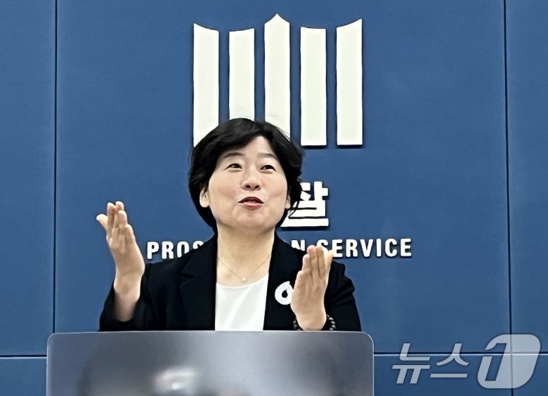 윤석열 전 대통령의 12.3 내란 및 외환 혐의 등을 수사하는 내란 특검팀 박지영 특검보가 24일 오후 서울 서초구 서울고검 기자실에서 브리핑을 하고 있다./뉴스1 ⓒ News1 노선웅 기자