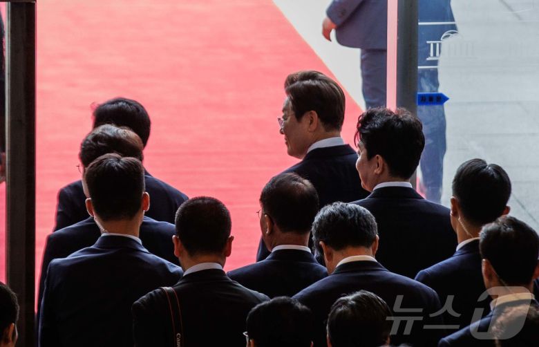 이재명 대통령이 26일 오전 서울 여의도 국회에서 2025년도 제2회 추가경정예산안에 대한 정부의 시정연설을 마치고 본회의장을 나서고 있다. 2025.6.26/뉴스1 ⓒ News1 국회사진기자단