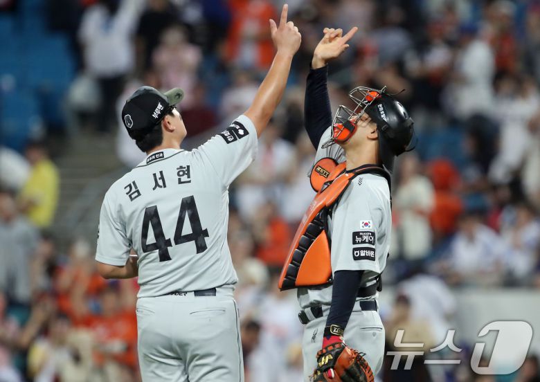 26일 오후 대구 수성구 삼성라이온즈파크에서 열린 프로야구 '2025 신한 SOL뱅크 KBO 리그' 한화 이글스와 삼성 라이온즈의 경기에서 3대 1 승리를 거둔 한화 마무리 김서현 투수와 이재원 포수가 기쁨을 나누고 있다. 2025.6.26/뉴스1 ⓒ News1 공정식 기자