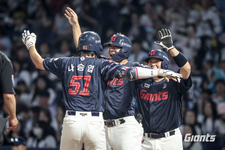 롯데 자이언츠 나승엽(51번)은 26일 열린 KBO리그 창원 NC 다이노스전에서 5회초 역전 3점 홈런을 터뜨려 7-6 승리를 이끌었다. (롯데 자이언츠 제공)