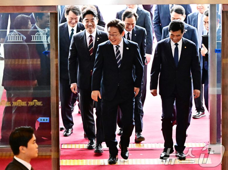 이재명 대통령이 26일 취임 이후 첫 추가경정예산안 시정연설을 위해 서울 여의도 국회에 도착하고 있다. 2025.6.26/뉴스1 ⓒ News1 국회사진기자단