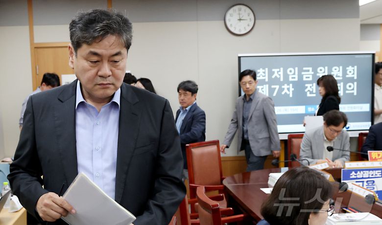 26일 세종시 정부세종청사에서 고용노동부에서 열린 최저임금위원회 제7차 전원회의에 이인재위원장을 비롯한 공익위원들이 입장하고 있다. 2025.6.26/뉴스1 ⓒ News1 김기남 기자