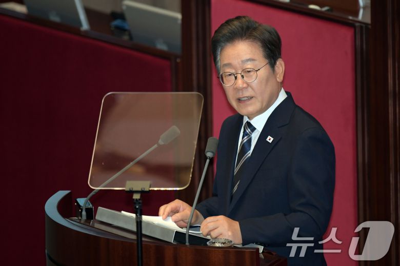 이재명 대통령이 26일 오전 서울 여의도 국회에서 열린 제426회국회(임시회) 제2차 본회의에서 2025년도 제2회 추가경정예산안에 대한 정부의 시정연설을 하고 있다. ⓒ News1 국회사진기자단